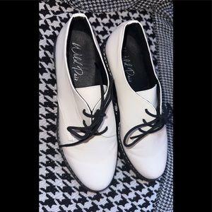 Women’s white wild pair platform Oxford size 9.5